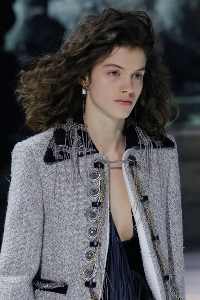 Look 16